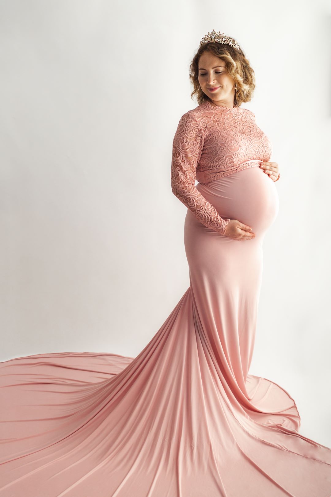 pinkmaternitydressstudio(4) luxusne ruzove cipkovane saty na tehotenske a modelingove fotenie s dlhymi rukavmi a velkou vleckou