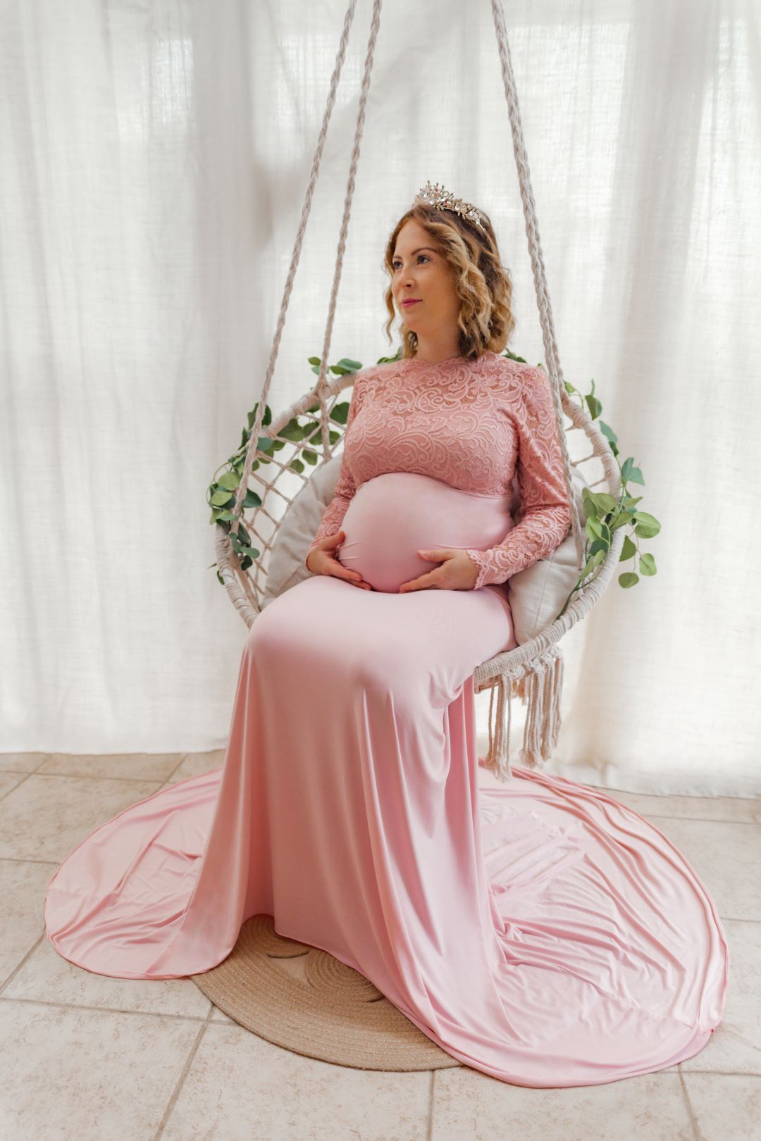 pinkmateluxusne ruzove cipkovane saty na tehotenske a modelingove fotenie s dlhymi rukavmi a velkou vleckournitydressterrace luxusne ruzove cipkovane saty na tehotenske a modelingove fotenie s dlhymi rukavmi a velkou vleckou