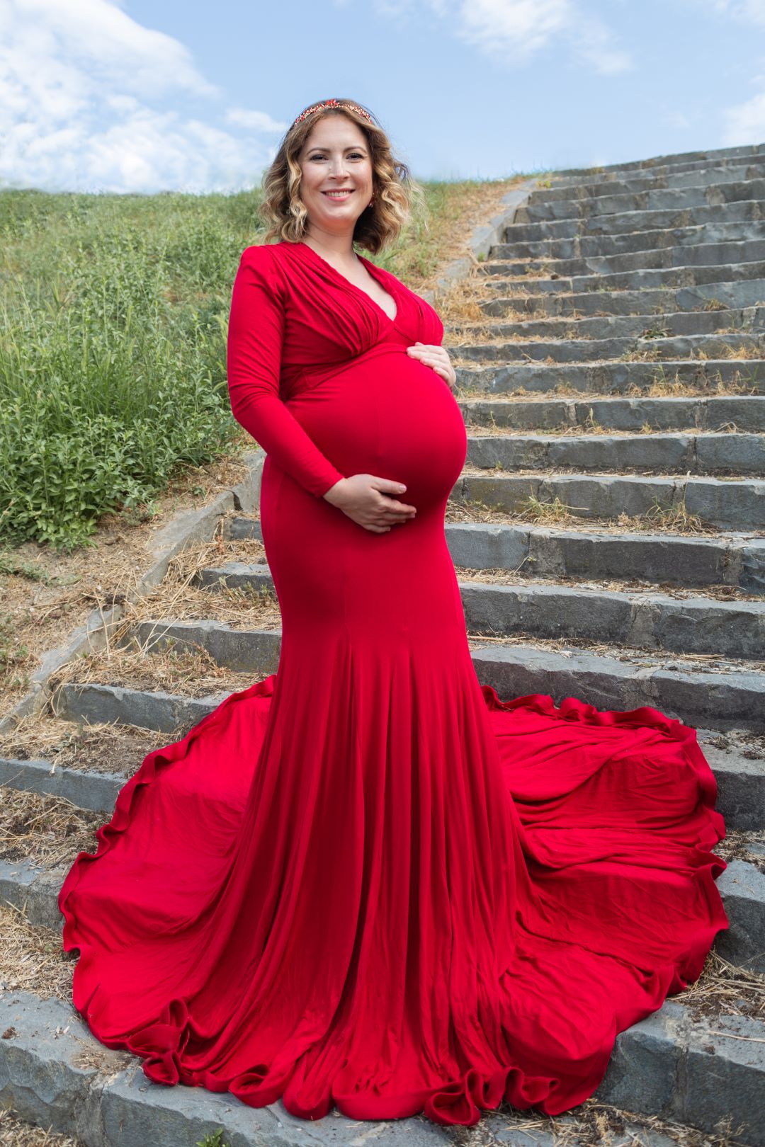 redmaternitydress-2 cervene saty na tehotenske a modelingove fotenie s dlhym rukavom a velkou vleckou