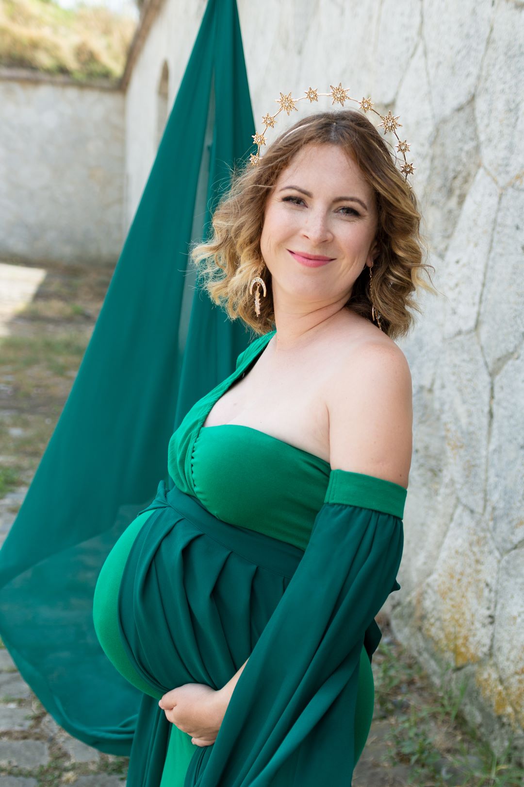 greenmaternitydress(5) zelene tehotenske saty midorie a zeleny kamienkovy sperkovy set nielen na tehotenske fotenie