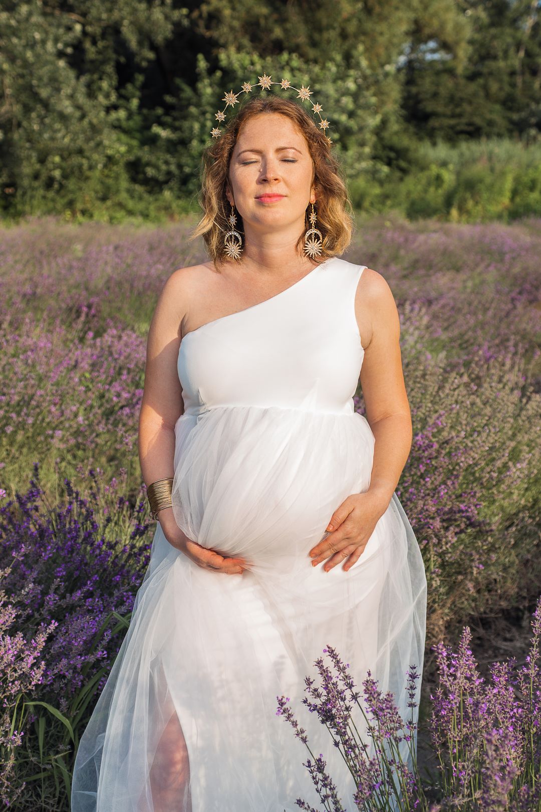 whitematernitydressinlavender(4) biele tehotenske saty Elisa a zlaty sperkovy set greek goddess na fotenie